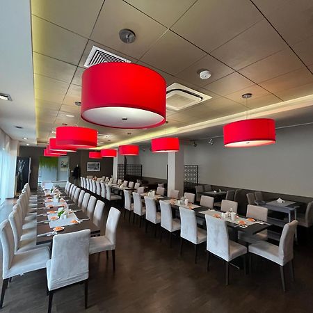 Iness Hotel Лодзь Экстерьер фото