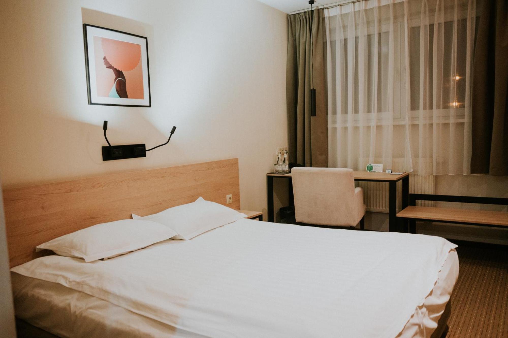 Iness Hotel Лодзь Экстерьер фото
