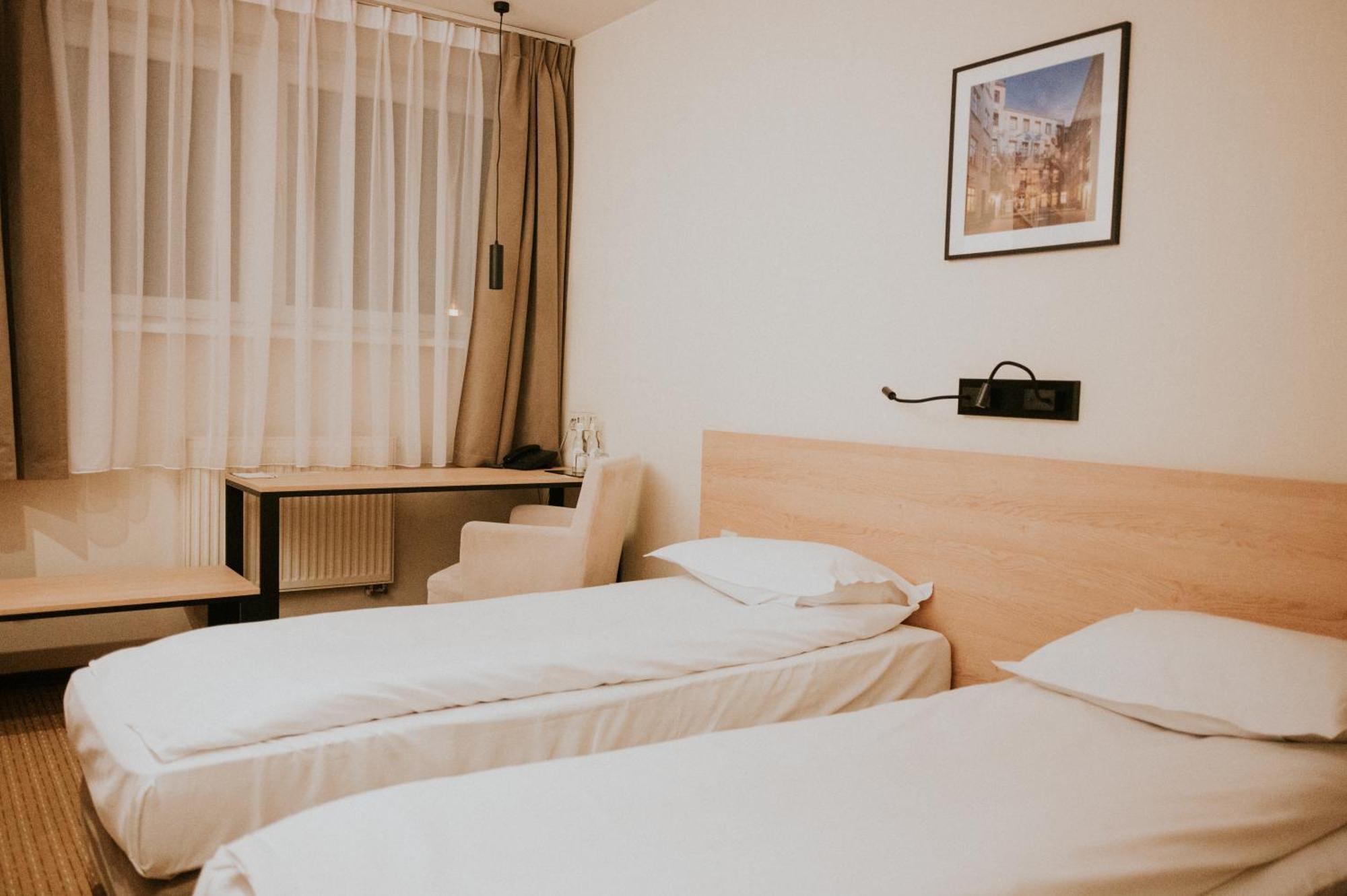 Iness Hotel Лодзь Экстерьер фото