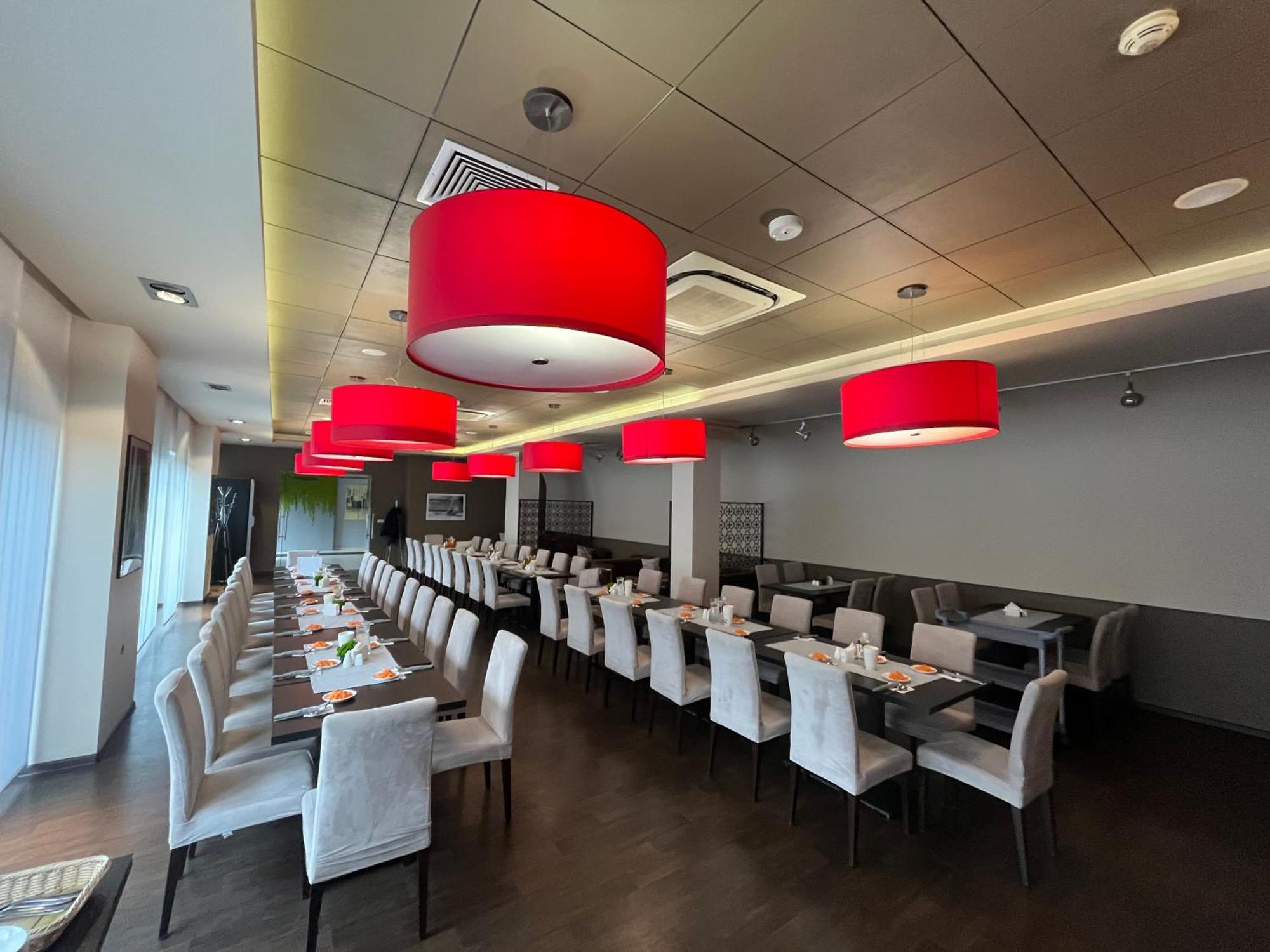 Iness Hotel Лодзь Экстерьер фото
