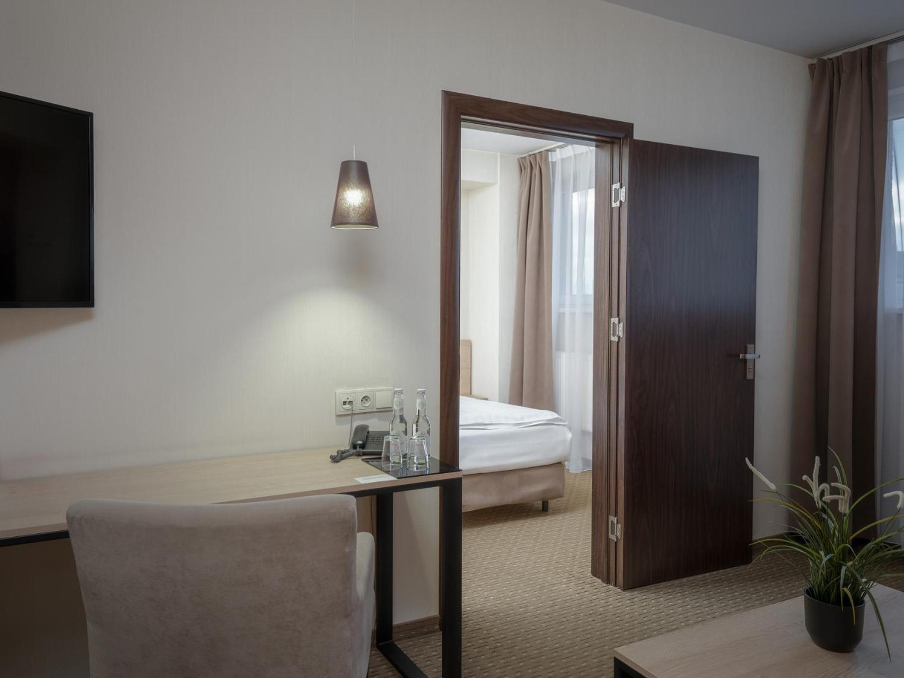 Iness Hotel Лодзь Экстерьер фото