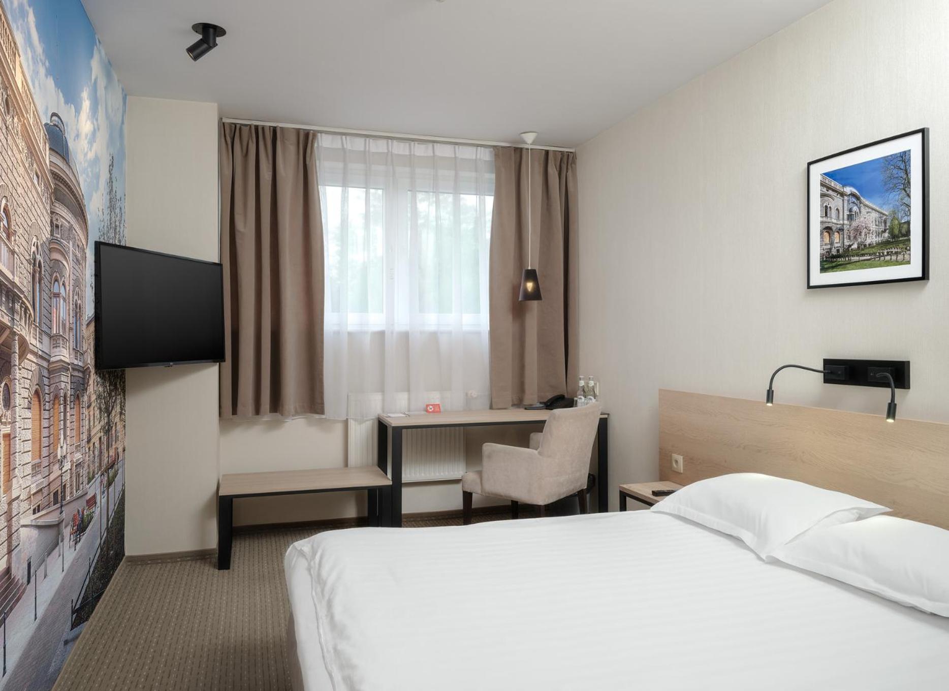 Iness Hotel Лодзь Экстерьер фото