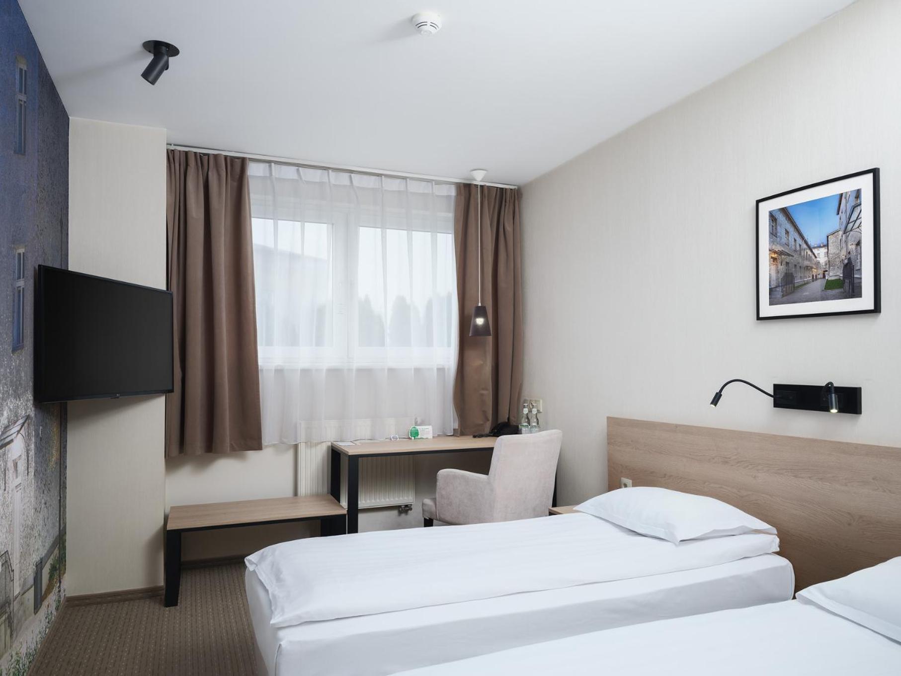 Iness Hotel Лодзь Экстерьер фото